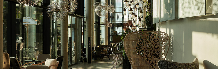 Designhotel Düsseldorf KöBogen Designhotel Düsseldorf KöBogen The Cloud One helle Lounge mit Sitzgelegenheiten